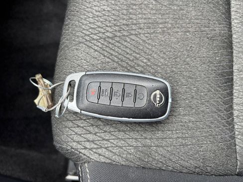Used 2025 Nissan Rogue SV FWD image 21