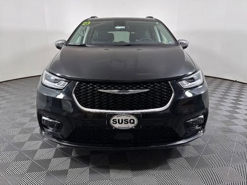 Used 2023 Chrysler Pacifica Limited image 2