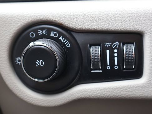 Used 2023 Chrysler Pacifica Touring-L FWD image 32