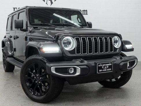 Used 2025 Jeep Wrangler Unlimited Sahara w/ Safety Group AWD/4WD image 8