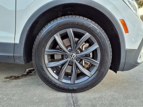 Used 2022 Volkswagen Tiguan SE w/ Panoramic Sunroof Package image 37