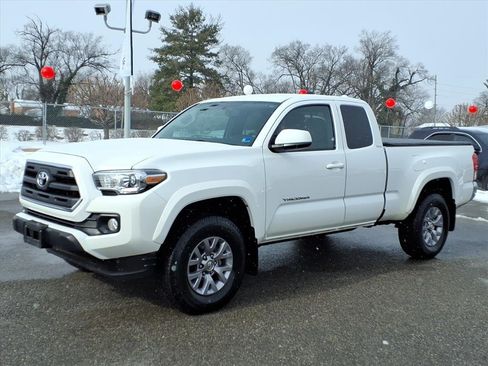 Used 2016 Toyota Tacoma SR5 image 9