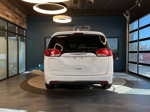 Used 2020 Chrysler Pacifica Touring-L FWD image 4