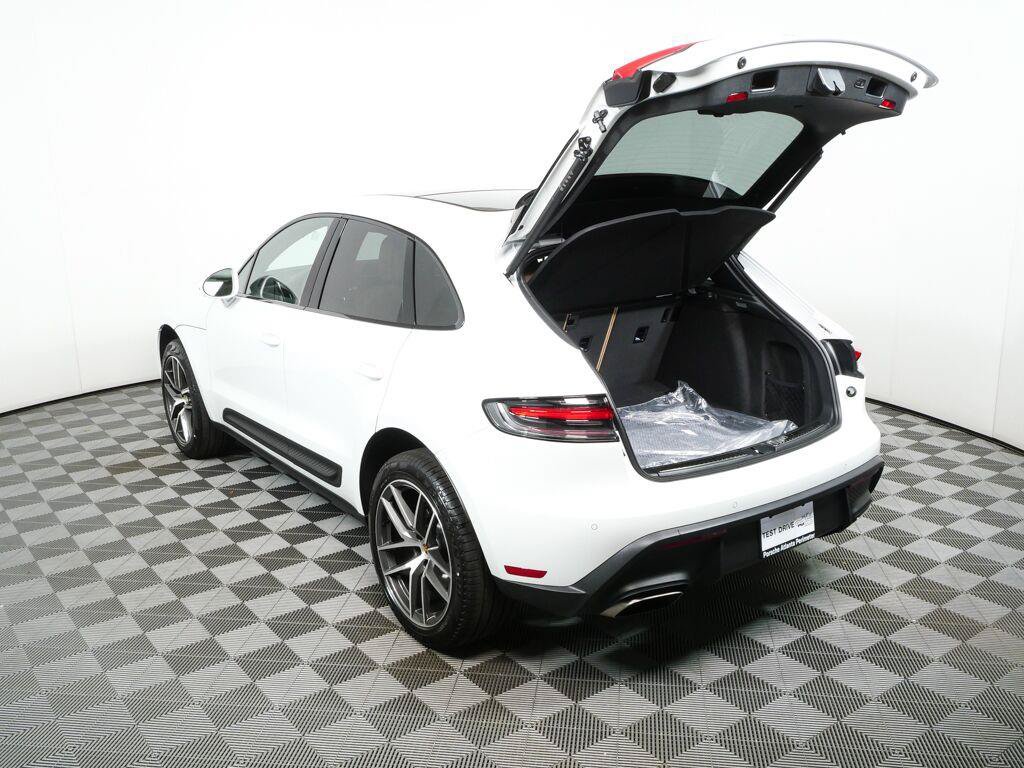 Certified 2026 Porsche Macan AWD/4WD image 31