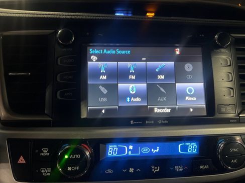 Used 2017 Toyota Highlander SE image 32