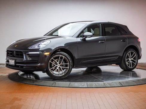 Certified 2025 Porsche Macan image 1