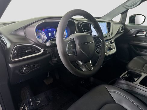 Used 2026 Chrysler Pacifica Select image 23