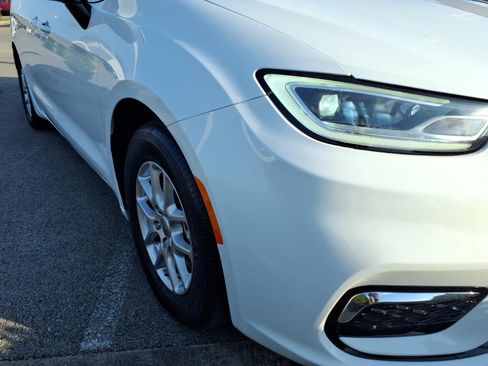 Used 2023 Chrysler Pacifica Touring-L image 18