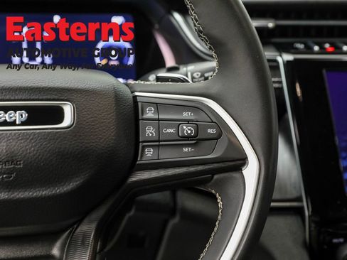 Used 2023 Jeep Grand Cherokee L Laredo image 16