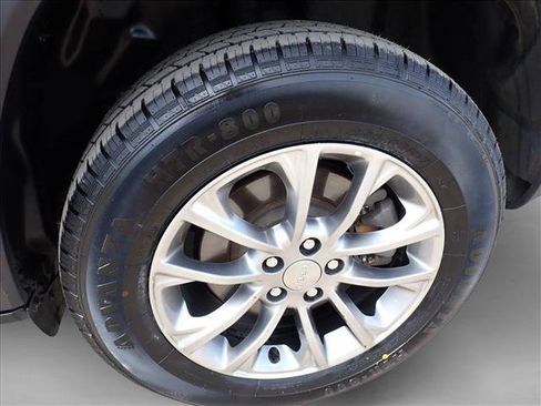 Used 2019 Jeep Cherokee Latitude Plus w/ Comfort/Convenience Group AWD/4WD image 5
