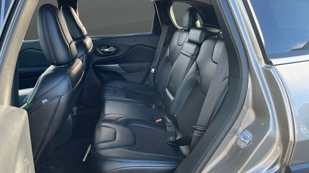 Used 2019 Jeep Cherokee Latitude Plus w/ Comfort/Convenience Group FWD image 22
