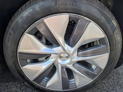 Used 2024 Tesla Model Y Long Range AWD/4WD image 9