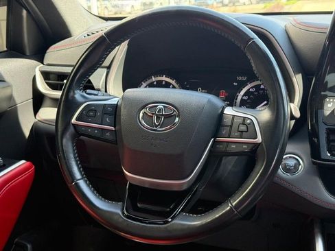 Used 2022 Toyota Highlander XSE FWD image 16