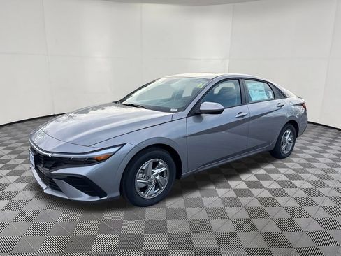 Used 2026 Hyundai Elantra SE w/ Cargo Package FWD image 4