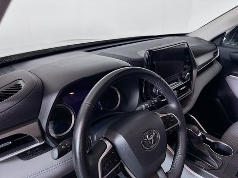 Certified 2023 Toyota Highlander LE image 9