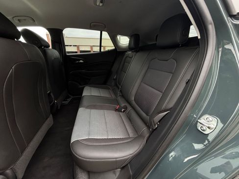 Used 2025 Chevrolet Trax LT w/ LT Convenience Package FWD image 29