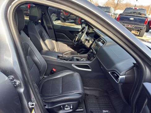 Used 2019 Jaguar F-PACE S image 12