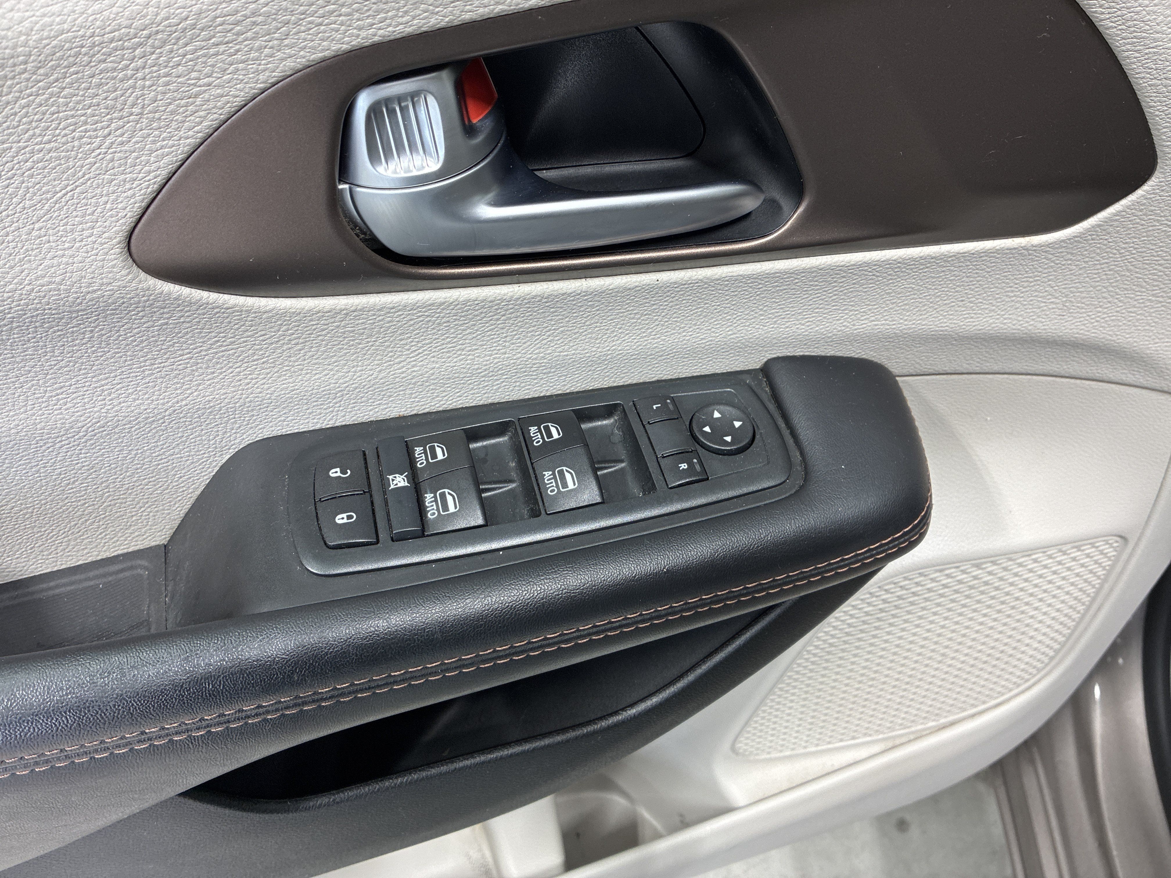 Used 2017 Chrysler Pacifica Touring-L Plus FWD image 23