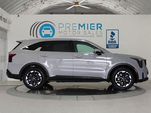 Used 2025 Kia Sorento S w/ Panoramic Sunroof Package FWD image 19