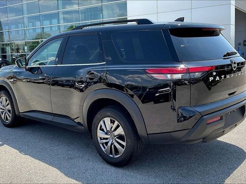 Used 2025 Nissan Pathfinder SV FWD image 4