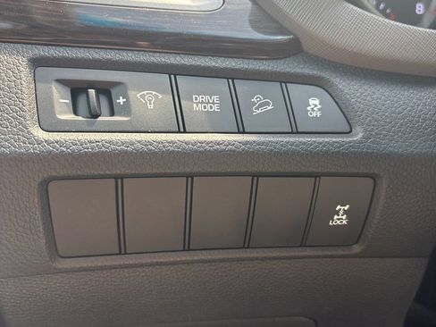 Used 2017 Hyundai Santa Fe SE w/ Cargo Package AWD/4WD image 8
