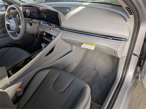 Used 2025 Hyundai Elantra SEL image 36