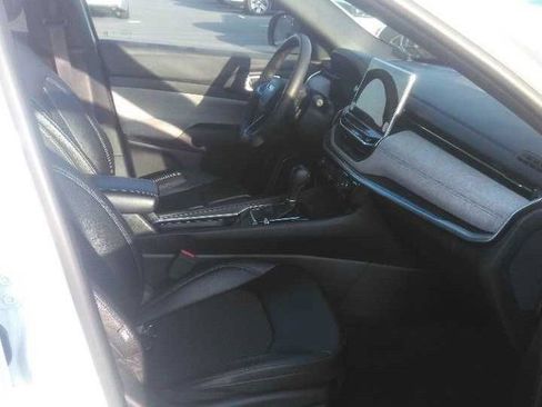 Used 2024 Jeep Compass Latitude AWD/4WD image 2