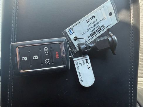 Used 2023 Jeep Grand Cherokee Overland AWD/4WD image 36