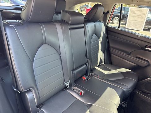 Used 2022 Toyota Highlander XLE image 20
