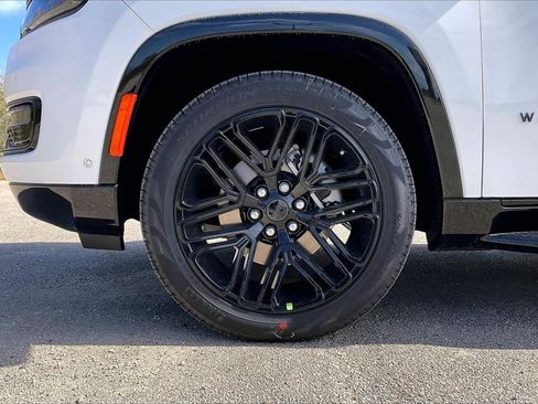 New 2025 Jeep Wagoneer L Series II image 10