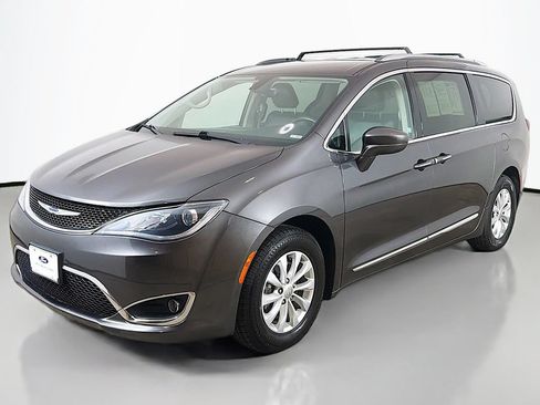 Used 2019 Chrysler Pacifica Touring-L FWD image 8