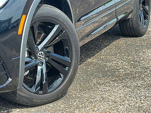 Used 2024 Volkswagen Tiguan SE R-Line w/ MDO Package, Three-Row FWD image 3