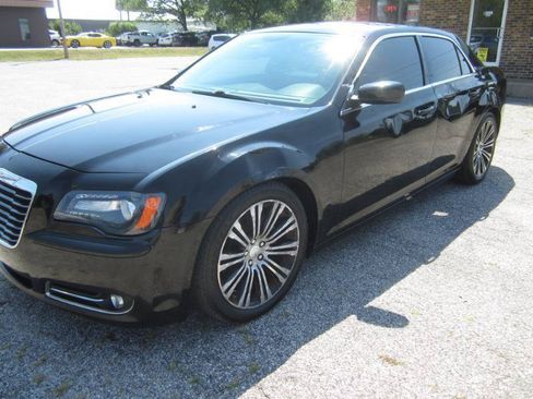 Used 2013 Chrysler 300 S RWD image 4