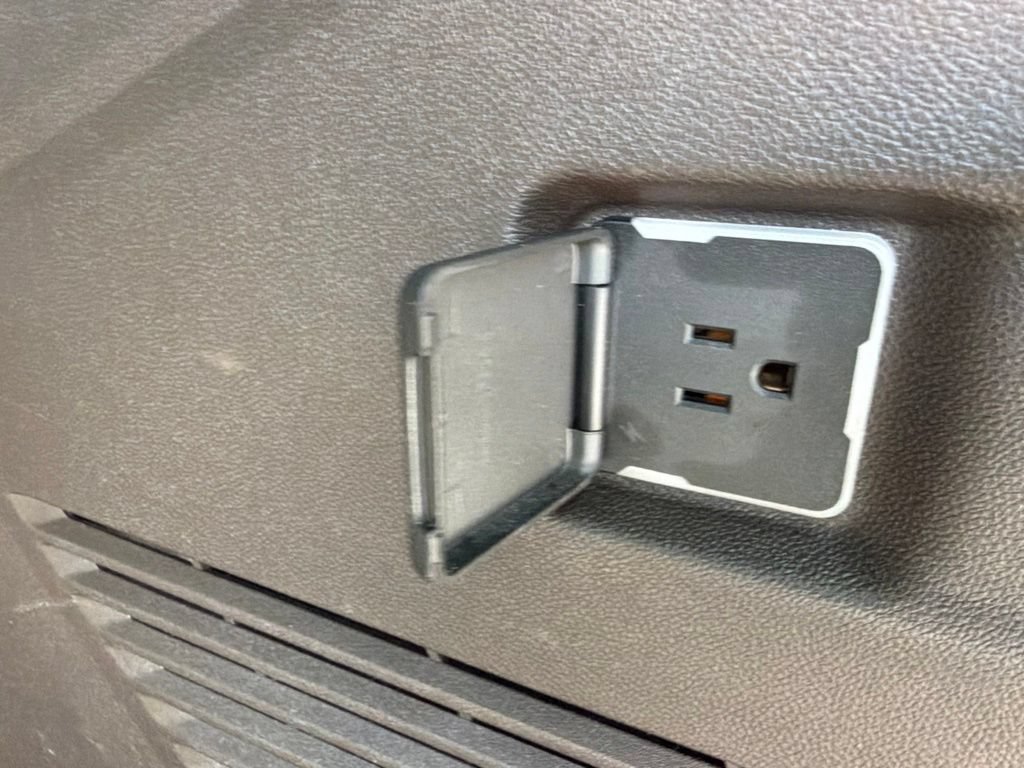 Used 2024 Chevrolet Suburban LT RWD image 13