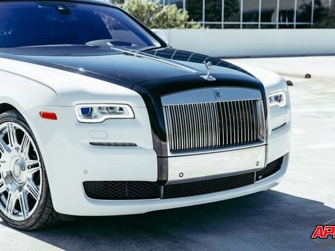 Used 2017 Rolls-Royce Ghost RWD image 28