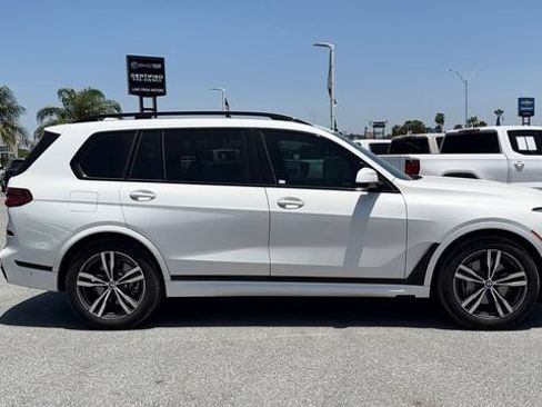 Used 2025 BMW X7 xDrive40i w/ M Sport Package AWD/4WD image 4