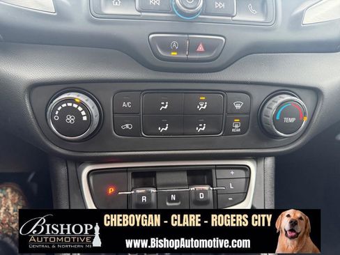 Used 2022 GMC Terrain SLE image 28