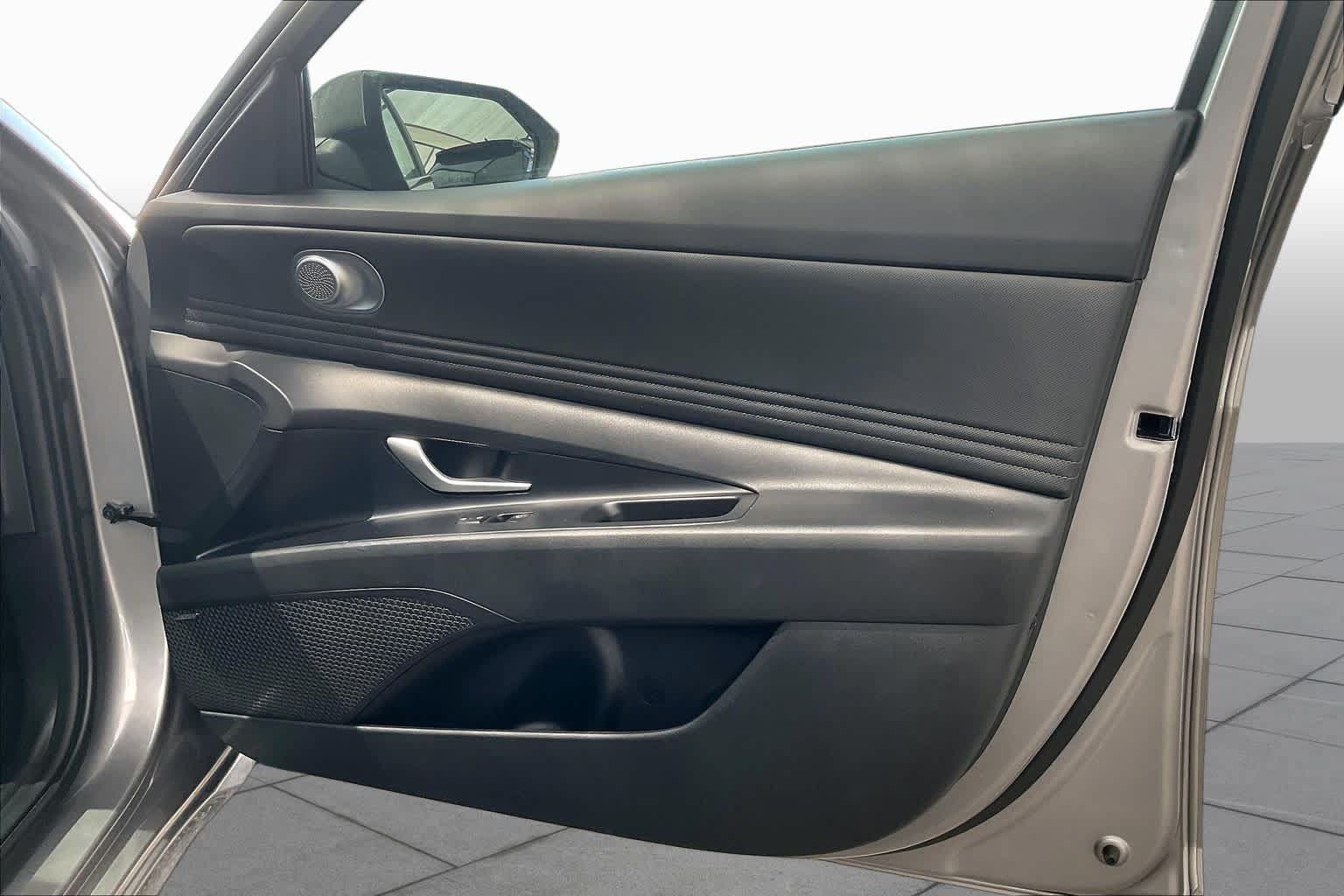 Certified 2025 Hyundai Elantra Limited FWD image 23