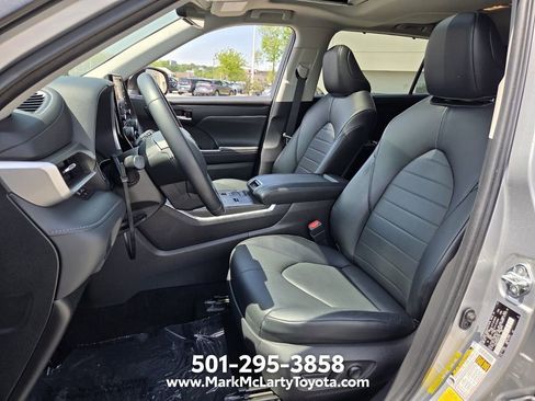 Used 2022 Toyota Highlander XLE AWD/4WD image 9
