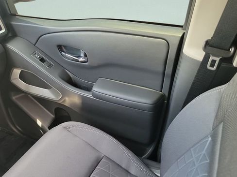 Used 2025 Nissan Frontier SV w/ SV Convenience Package RWD image 16