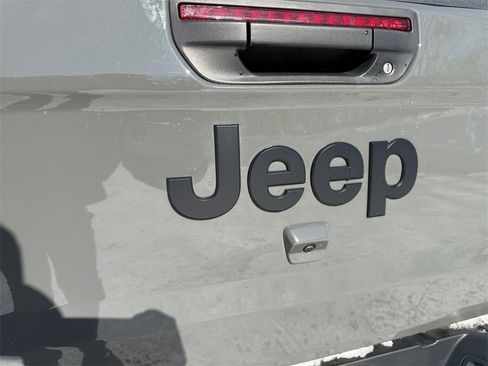 Used 2023 Jeep Gladiator Sport image 17