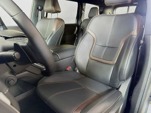 Certified 2025 Nissan Armada SL w/ Captain's Chari Seat Package AWD/4WD image 18