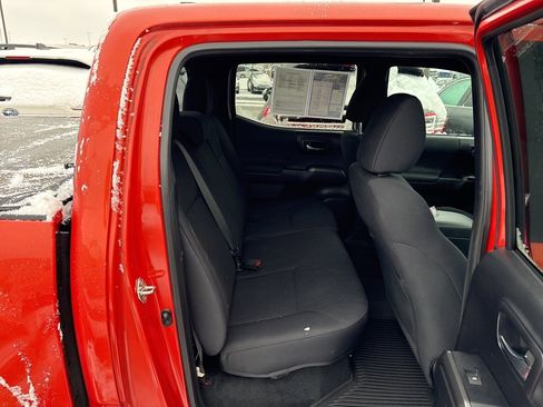 Used 2018 Toyota Tacoma TRD Sport image 10