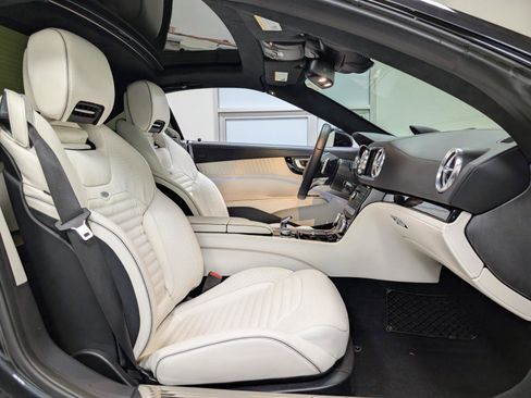 Used 2017 Mercedes-Benz SL 550 image 28
