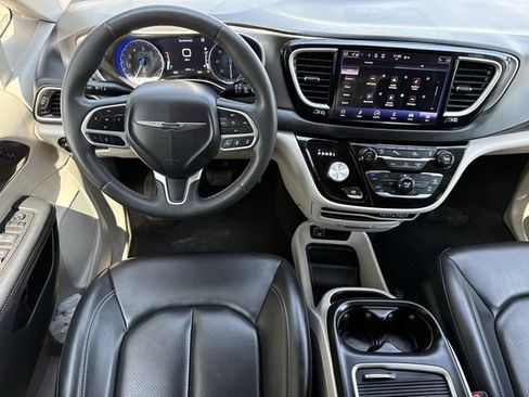Used 2023 Chrysler Pacifica Touring-L FWD image 11