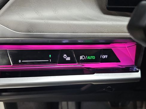 Certified 2025 BMW 750e xDrive image 28