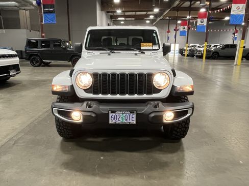 Certified 2025 Jeep Gladiator Sport AWD/4WD image 8