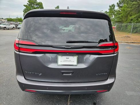 Used 2022 Chrysler Pacifica Limited w/ S Appearance Package FWD image 6