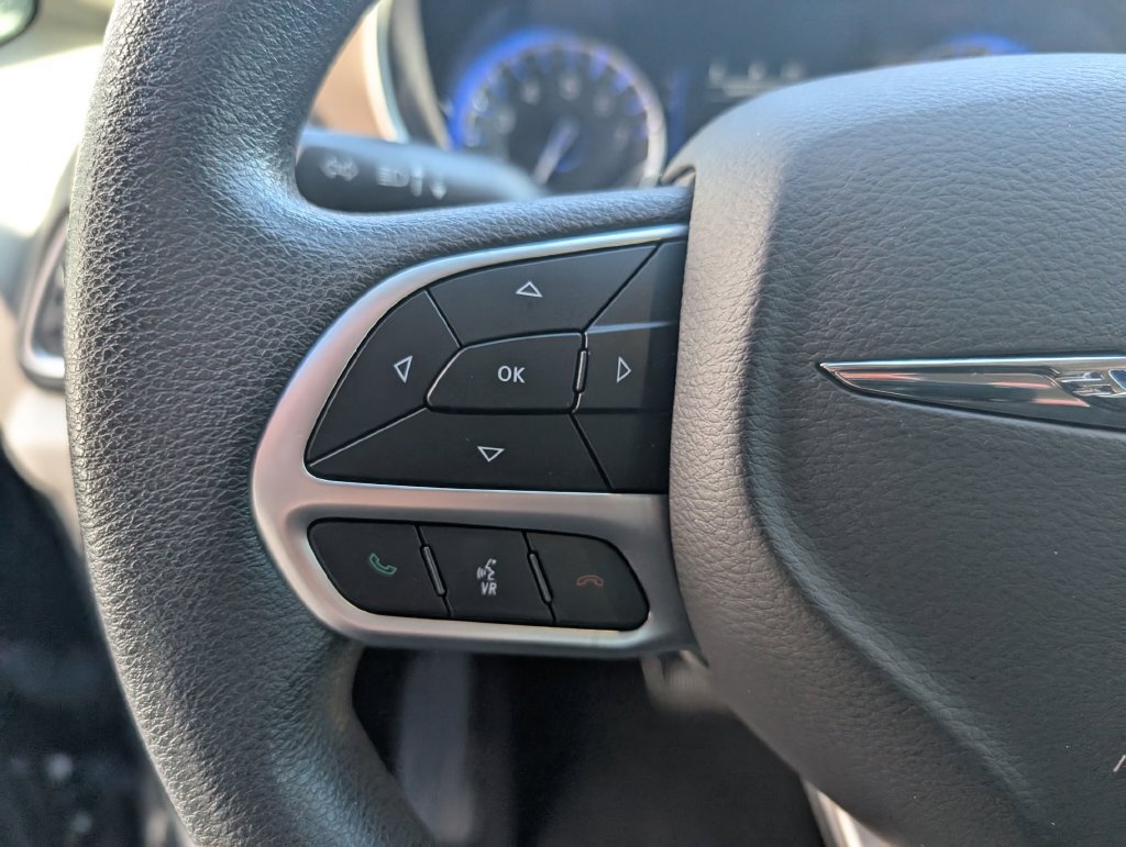 Used 2018 Chrysler Pacifica Touring FWD image 18