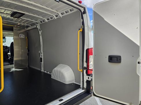 Used 2025 RAM ProMaster 2500 w/ Convenience Group image 16